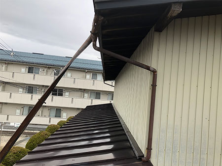 雨どいが台風で飛ばされた