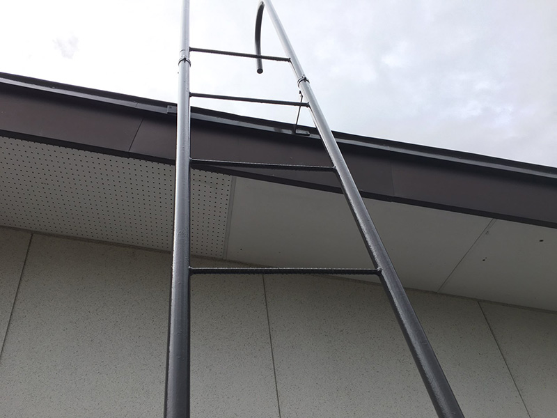 屋根へ上るためのタラップを塗装