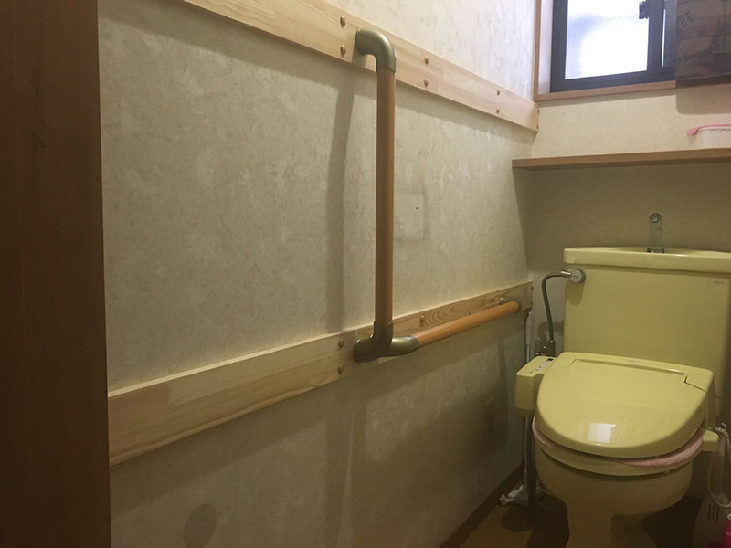 トイレに介護用手摺を設置しました。