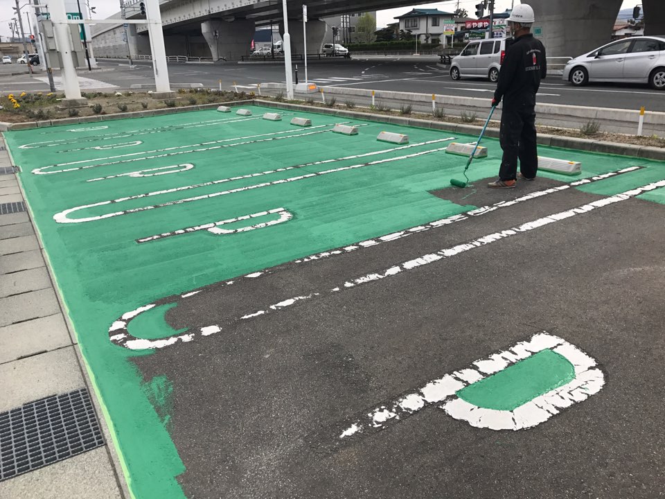 お客様駐車場は緑色に塗装
